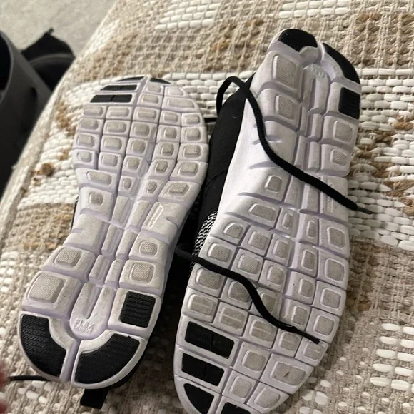 Stylish Black and White Women's Sneakers - Picture 5 of 5